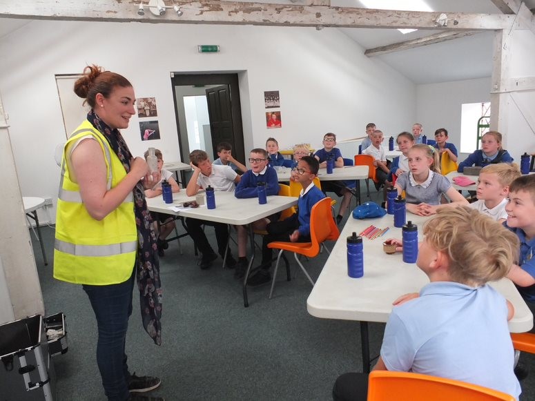 alt="classroom session"