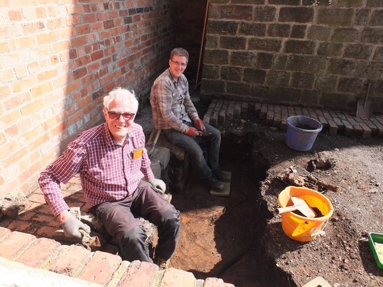 alt="volunteers trench 3"