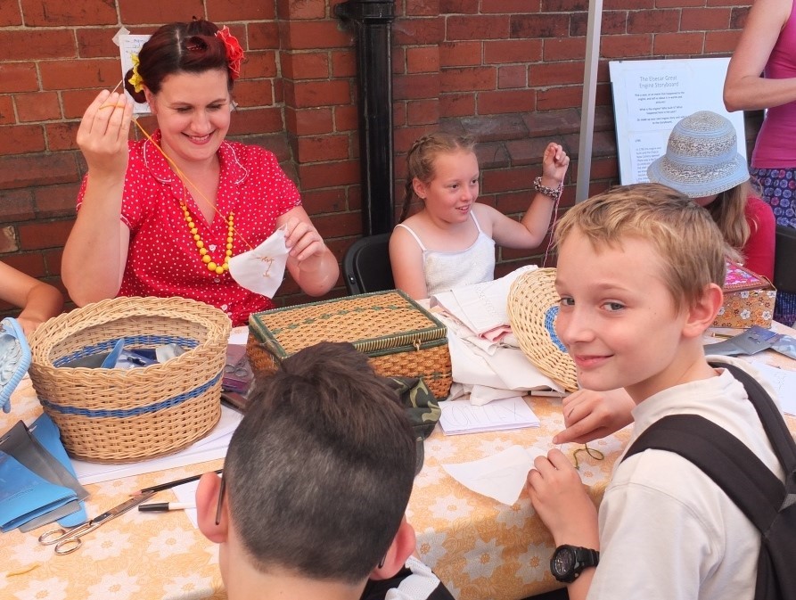 alt="young people stitching dig banner"
