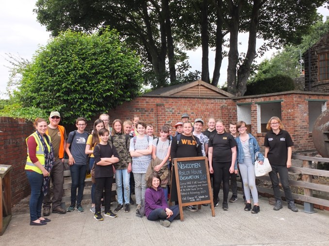 alt="students at the dig"