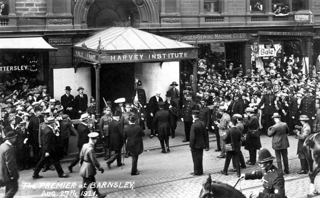 Lloyd George arriving at the front of the Public Hall on Eldon Street with crowds to either side