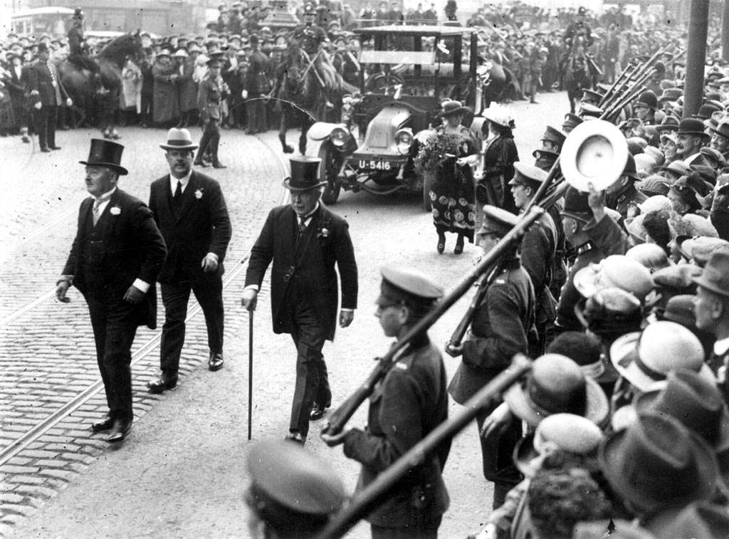 Lloyd George walking along Eldon Street with crowds looking on